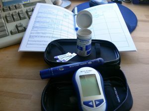 Les femmes enceintes qui souffrent de diabète gestationnel doivent toujours avoir avec elles un kit de surveillance de leur glycémie. ©DR.