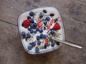 Testez le porridge aux fruits rouges pour le goûter ! © Denna Jones