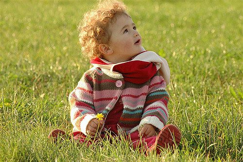 enfant qui cueille des fleurs à sa maman pour la fête des mères