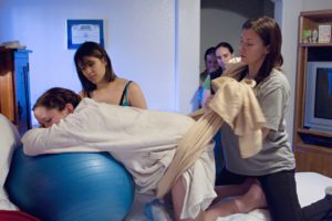 soutien de la sage-femme avec une écharpe pour soulager les contractions
