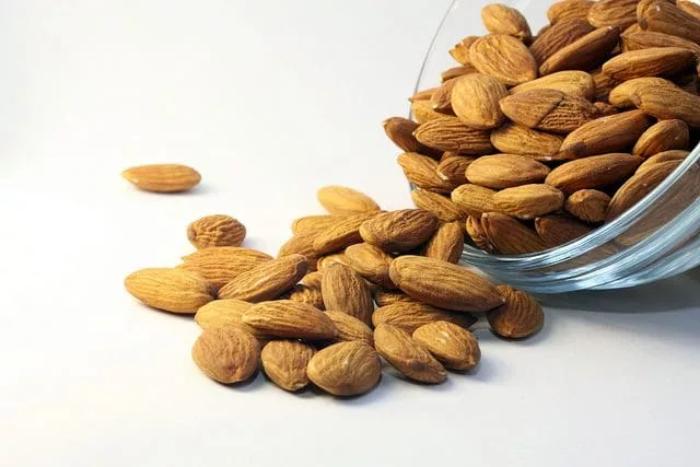 les amandes font partie des aliments alcalinisants qui soulagent les brûlures d'estomac pendant la grossesse.