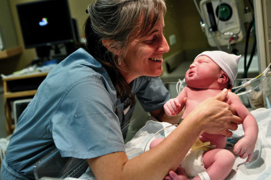 la sage-femme donne les premiers soins du bébé dès la naissance