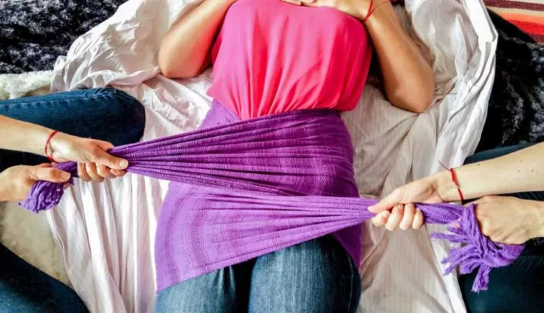 Comment resserrer son bassin après l'accouchement ? Grâce à un soin rebozo.