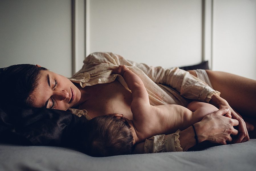 photo d'allaitement naturelle maman