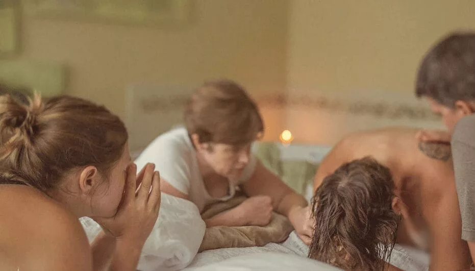 Moins d’épisiotomies et de césariennes : les bénéfices prouvés des sages-femmes en maternité