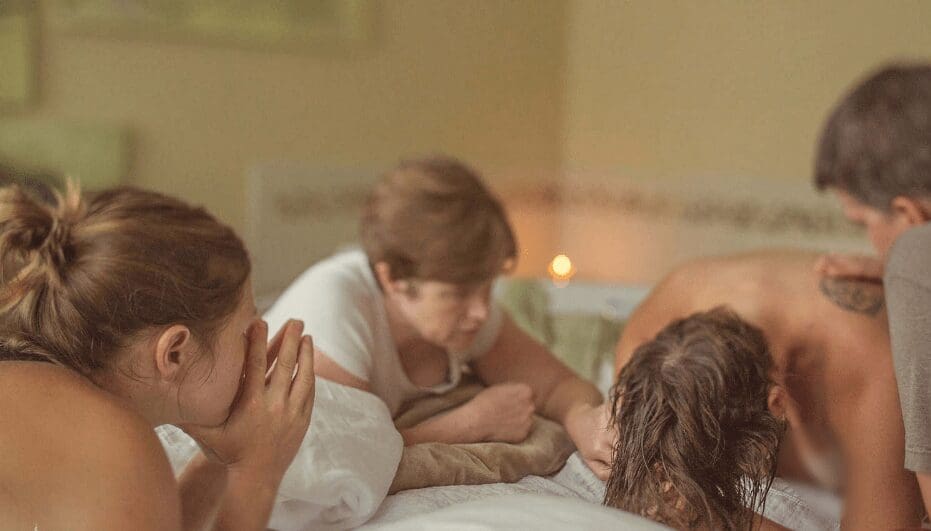 Moins d’épisiotomies et de césariennes : les bénéfices prouvés des sages-femmes en maternité