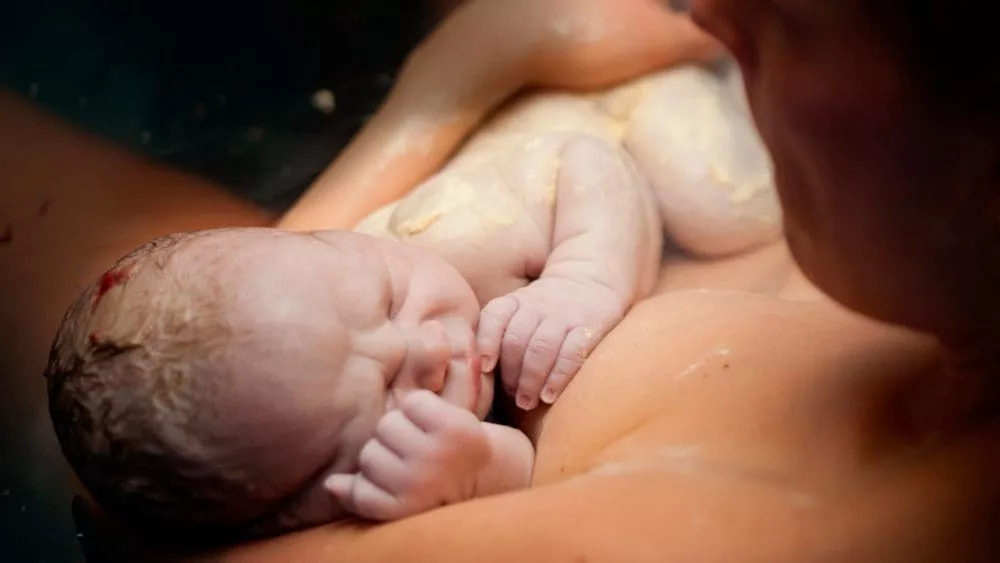 Retarder le premier bain : un précieux cadeau pour votre bébé