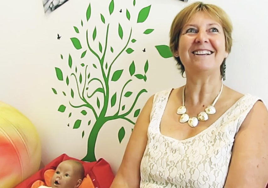 Elisabeth Lathuille-Ferjani, sage-femme de grande expérience qui pratique le suivi global et les accouchements à domicile.