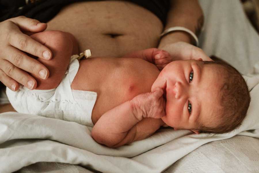 Programme post-natal pour soutenir les mamans à travers le post-partum, l'allaitement et les premiers soins à donner à votre bébé.