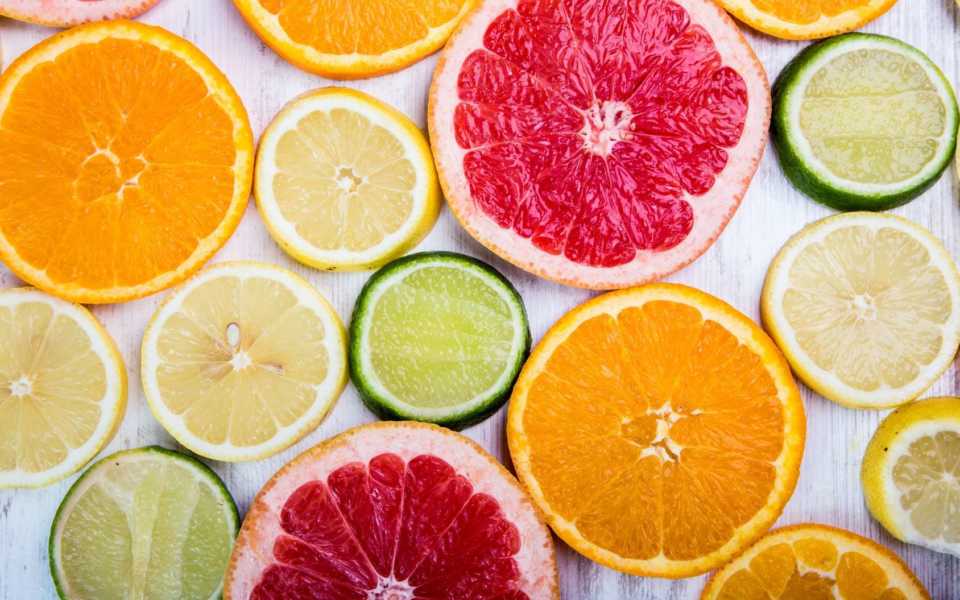 les aliments riches en vitamine C favorisent l'absorption du fer