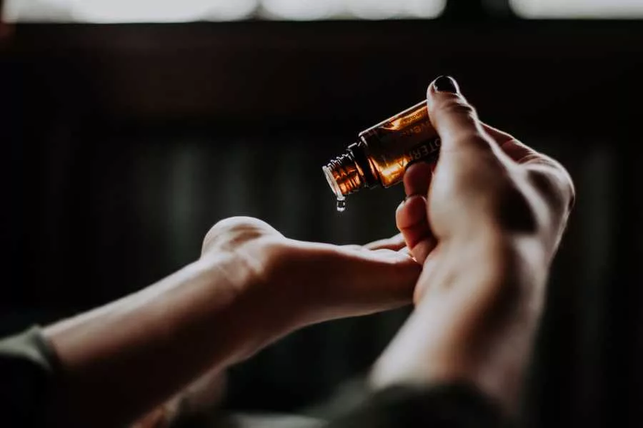 L'huile essentielle de ravintsara en diffusion aérienne est un bon moyen de vous protéger du coronavirus pendant la grossesse.