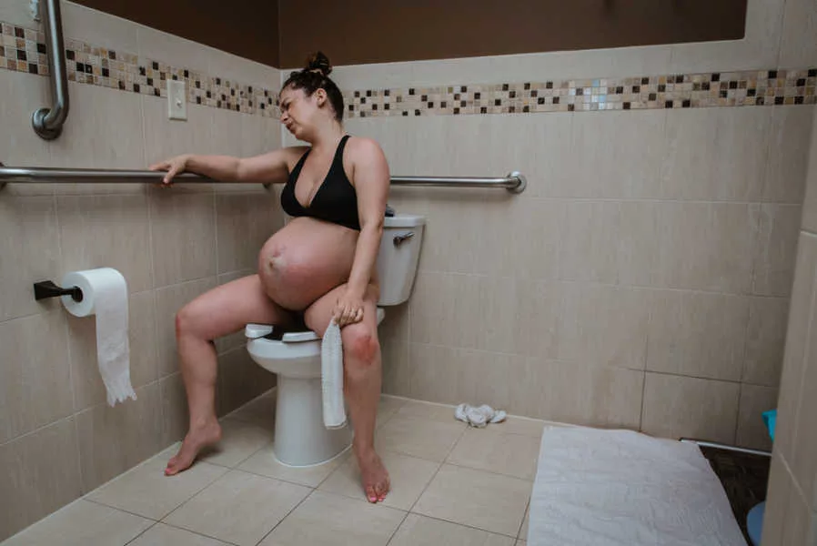 accoucher sur les toilettes