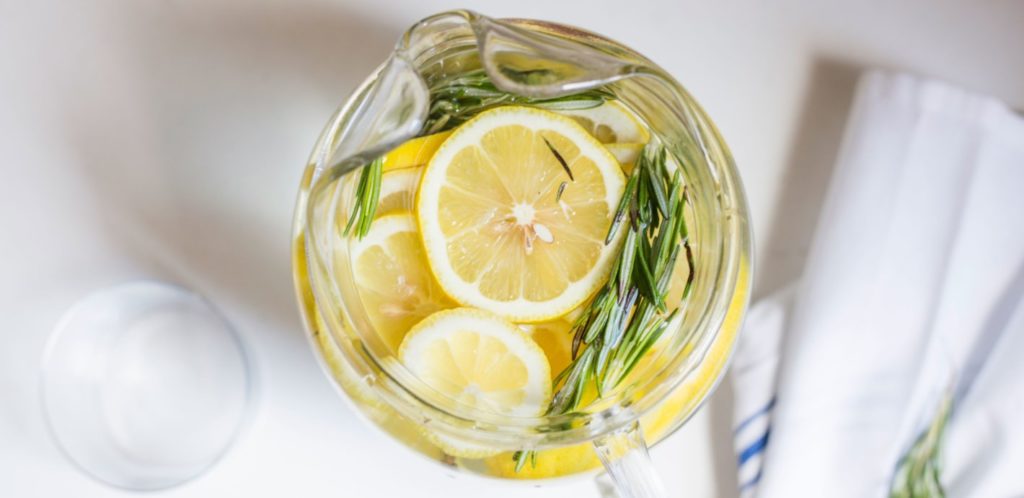 eau infusée au citron et au romarin