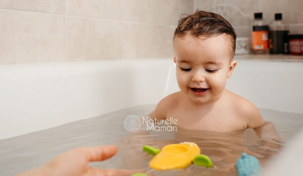 Bain aux huiles essentielles pour bébé : comment le soigner efficacement et sans danger - Photo de Naturelle Maman