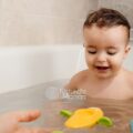 Bain aux huiles essentielles pour bébé : comment le soigner efficacement et sans danger - Photo de Naturelle Maman