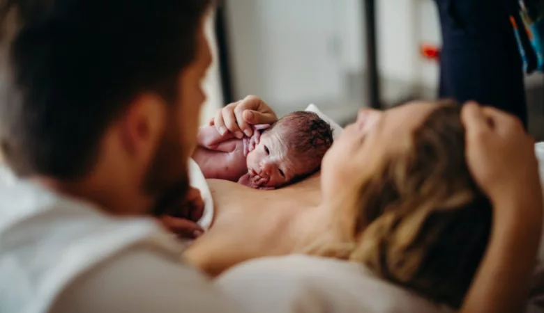 Le soutien du père pendant l'accouchement par naturelle maman