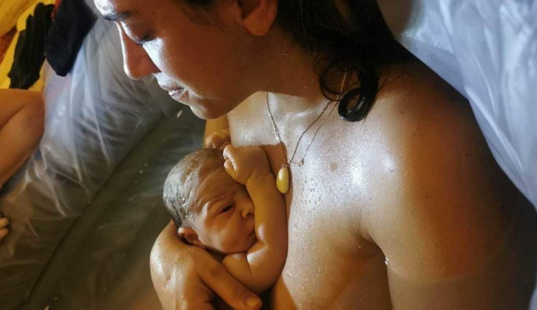 Laura, sage-femme, raconte son accouchement dans l'eau à domicile sur Naturelle Maman.