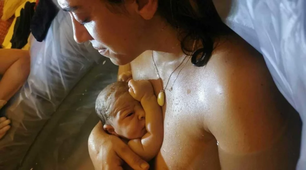 Laura, sage-femme, raconte son accouchement dans l'eau à domicile sur Naturelle Maman.