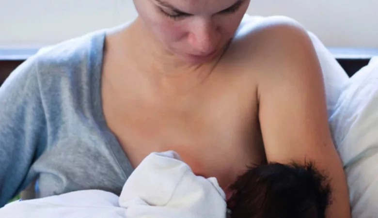 Maman qui allaite et qui a des crevasses