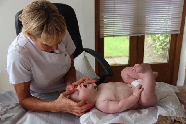 Consultation d'ostéopathe à la naissance : ce précieux cadeau à faire à votre bébé