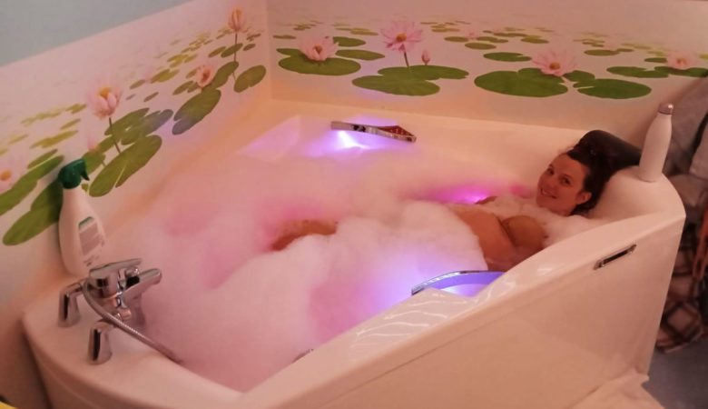 Nouveau récit de naissance douce sur Naturelle maman : Mylène prend un bain pendant son accouchement à la maternité