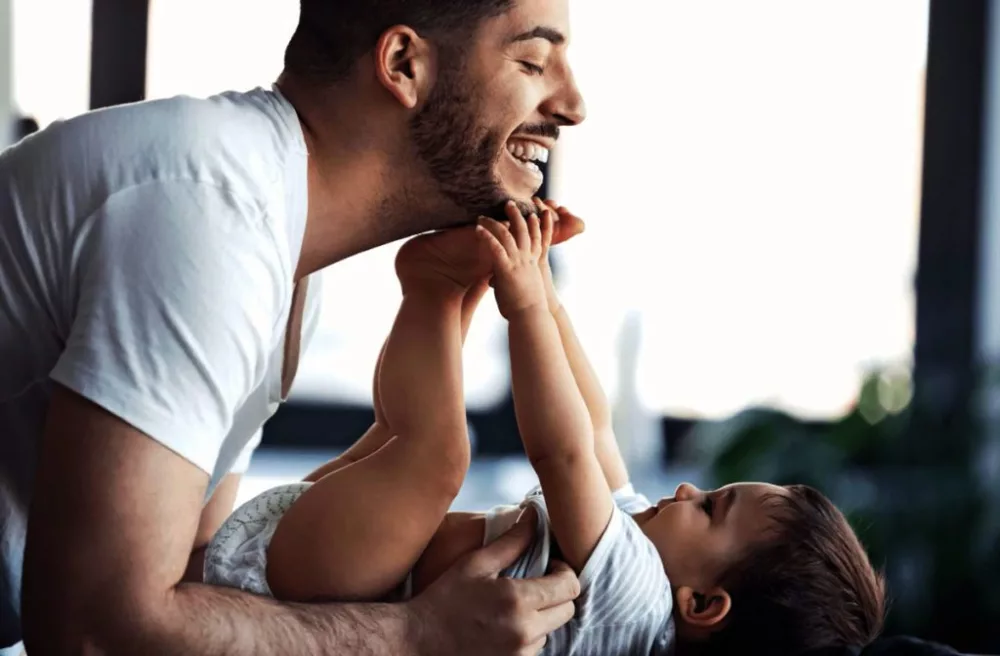L’implication des jeunes pères dans les soins de leur enfant a un impact positif sur son développement mais aussi sur le niveau de stress de la mère, d’après une étude relayée par Naturelle maman