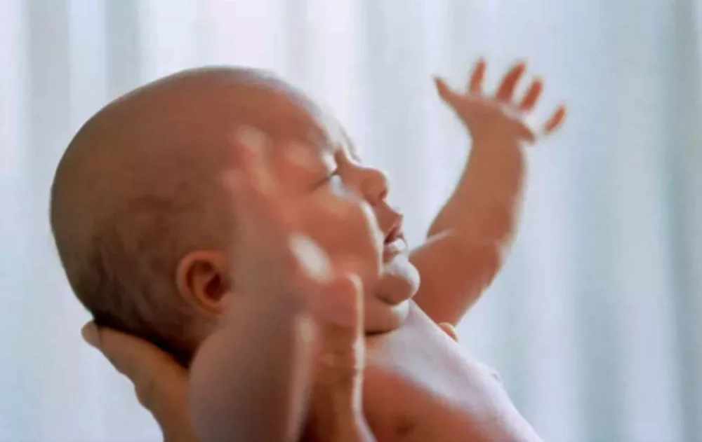 Tout savoir sur le réflexe de Moro et comment l'apaiser - Naturelle Maman