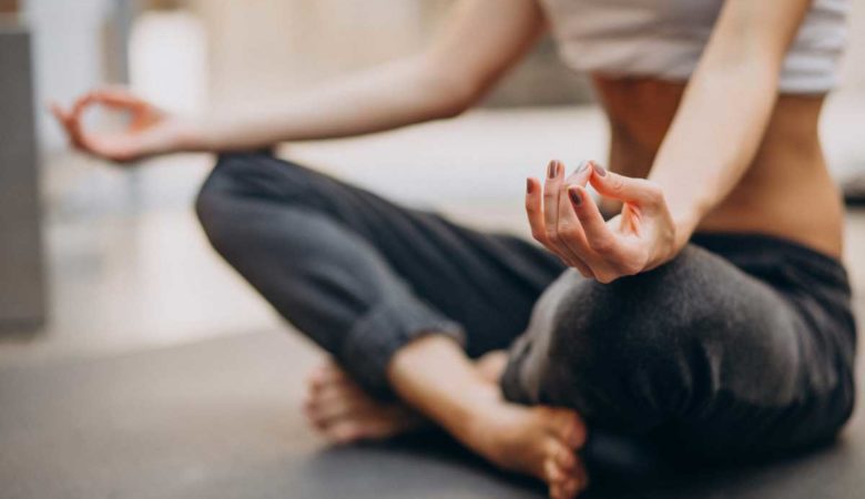 Le yoga est un excellent moyen de réduire le stress. En se concentrant sur sa respiration et sur ses sensations corporelles, on se libère des pensées négatives et des émotions parasites. On se détend, on se relaxe, on s’apaise.