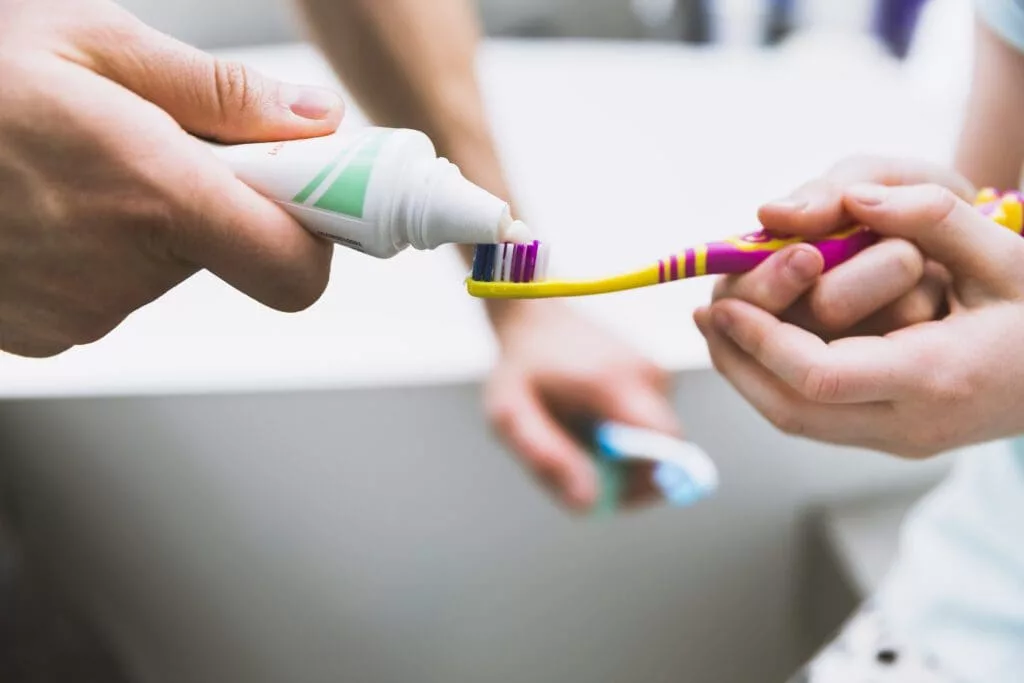 Fluor et dentifrice pour les enfants : balance bénéfices-risques sur Naturelle Maman