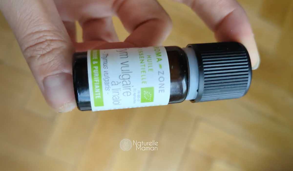Flacon d’huile essentielle de thym à linalol présenté par Naturelle maman