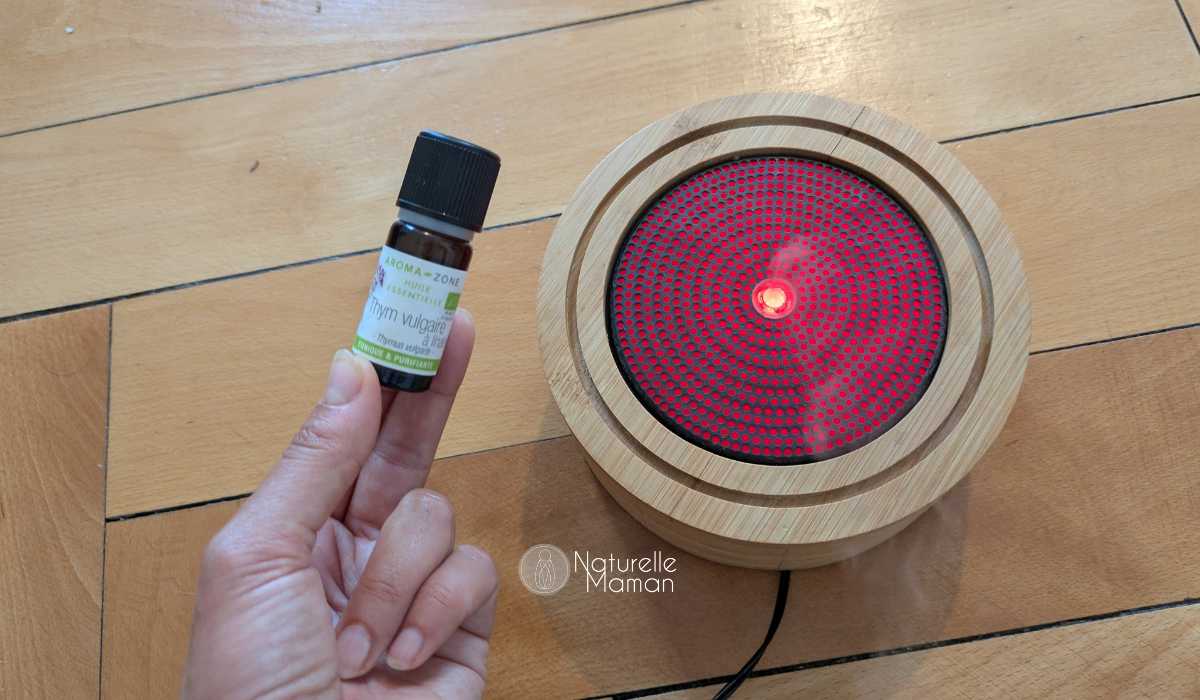Diffuseur d'huiles essentielles qui diffuse de l'huile essentielle de thym à linalol dans une chambre d'enfant - Photo de Naturelle maman