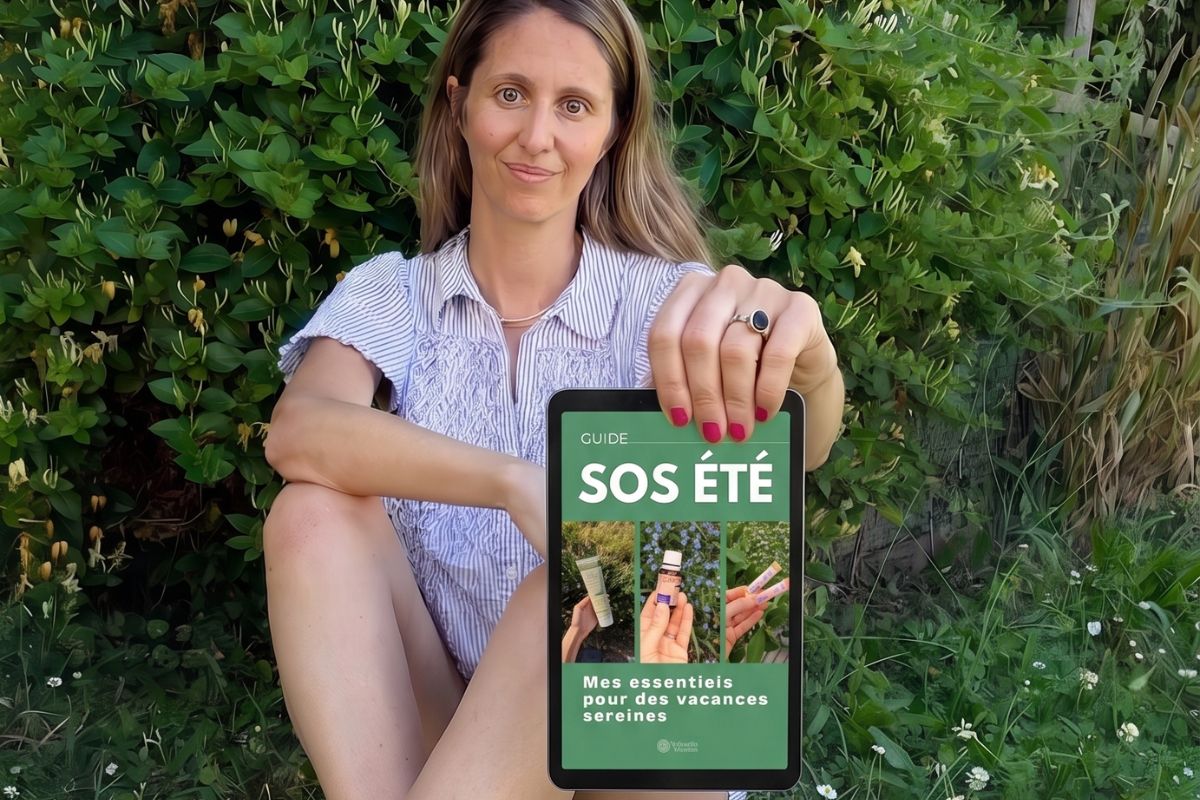 Anne-Laure tenant le guide SOS Été Naturelle Maman